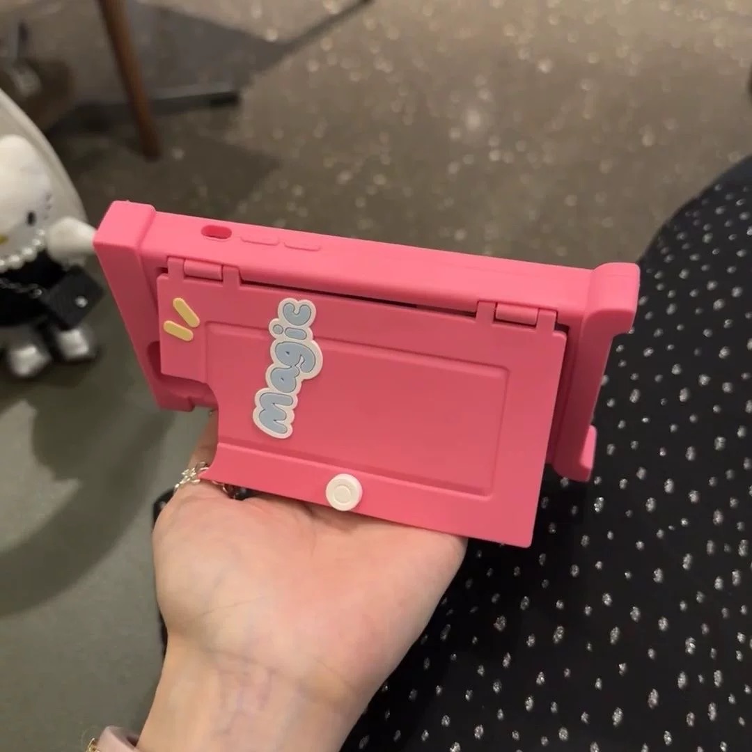 ドラえもん可愛い どこでもドア アイフォン16/14ケース ピンク色iphone15pro/16plus/13proスマホケース スタンド機能